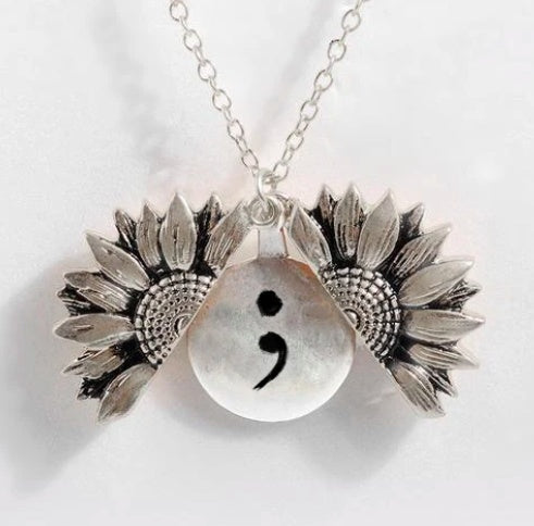 Collar con letras de doble capa de girasol